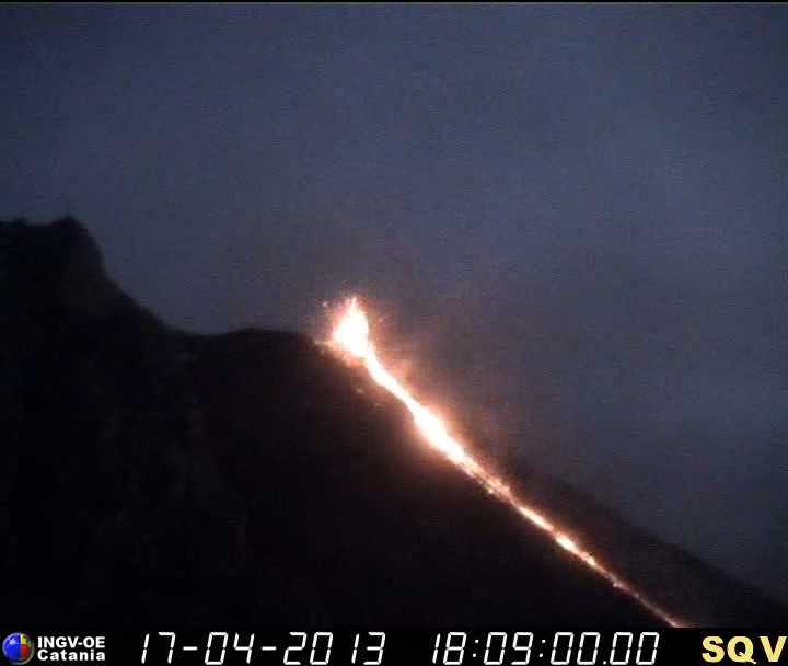 L'immagine relativa all'intensa eruzione in atto dello stromboli - fonte: Ingv