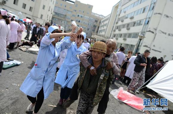 Soccorritori intervengono in una delle città colpite dal sisma - fonte: Cinanews
