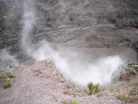 Particolare dettagliato del cratere fumante nei pressi del cuore del Vesuvio - foto di Peppe Norelli