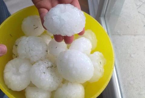 Un'immagine relativa al particolare della grandezza dei chicchi di grandine caduti in provincia di Verona