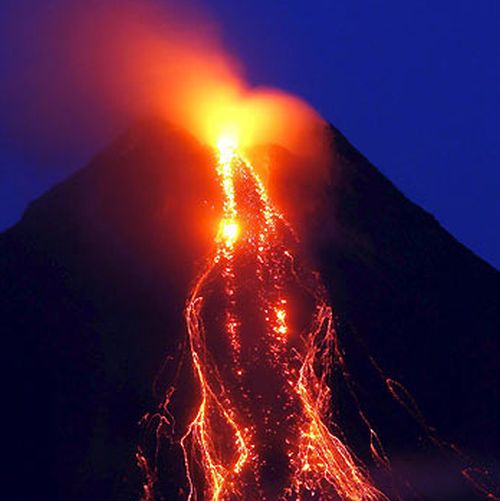 Il vulcano Mayon durante l'eruzione dello scorso 7 maggio