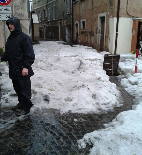 Una delle immagini relative alla grandinata di oggi avvenuta a Montecompatri(RM) - foto di Carla Coresi