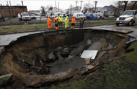 Sinkhole Florida, inghiottita una piscina Sinkhole Florida, inghiottita una piscina