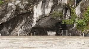 Grotta di Lourdes allagata, fonte France3