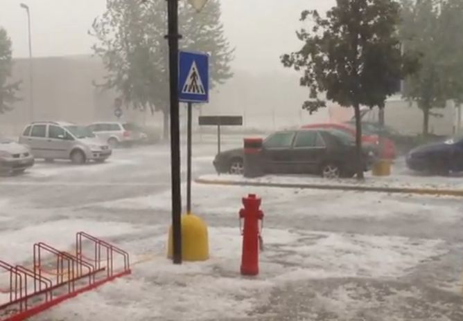 L'immagine, fonte Youreporter, della violenta grandinata che ha colpito Pavone Canavese poco fa