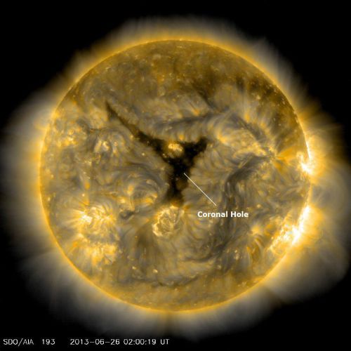 L'immagine attuale relativa al buco coronale ora posizionato sul fronte Terra - fonte immagine: Solaharm, NASA SDO
