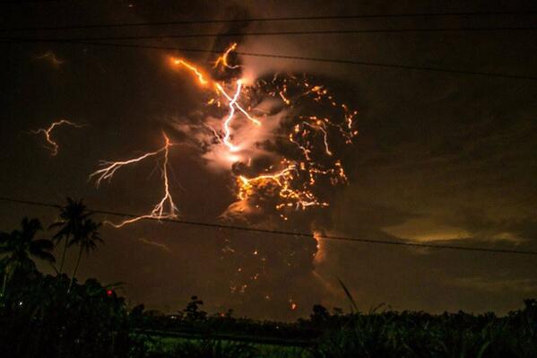 Spettacolare immagini dell'eruzione del vulcano Kelut (Twitter) Spettacolare immagini dell'eruzione del vulcano Kelut (Twitter)