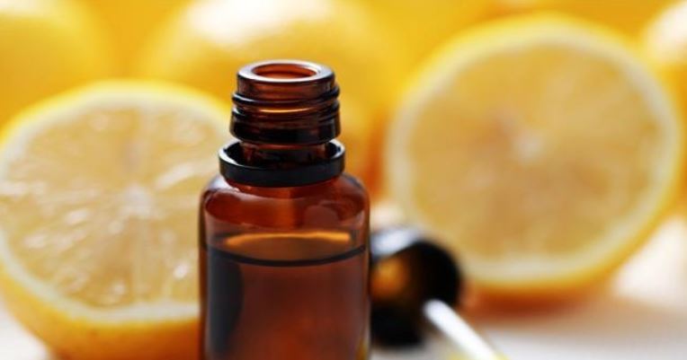 Maschera per capelli con olio di avocado e un aloe
