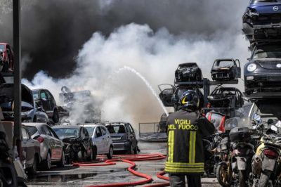 Sfasciacarrozze in fiamme a Pietralata. Due feriti con ustionati gravi