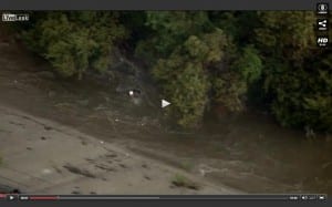 Il soccorritore trascinato dalle acque impetuose Foto LiveLeak