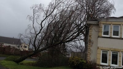 Maltempo in Scozia 10000 persone da tre giorni senza corrente per i venti ancora 200 kmh