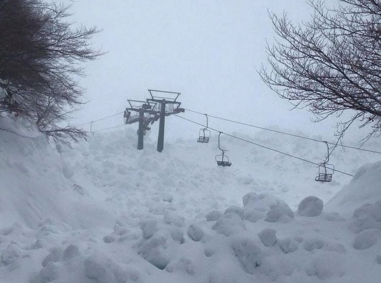 Valanga sulla pista da sci Valanga sulla pista da sci