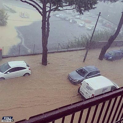 Allagamenti in Piemonte il forte maltempo di ieri ha allagato diverse strade, come Lesa (NO)
