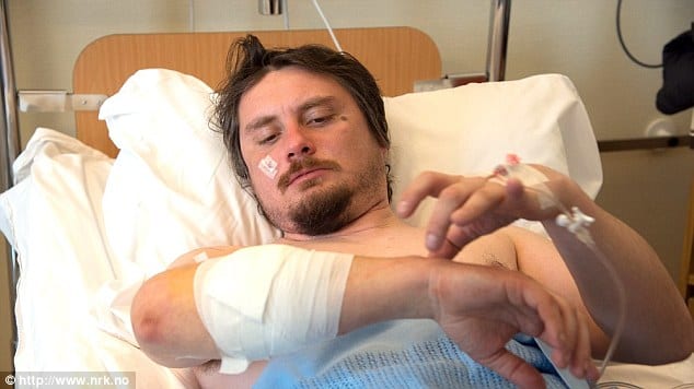 Jakub Moravec attaccato da un orso polare Jakub Moravec attaccato da un orso polare