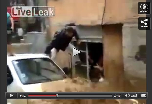 Uomo salva un bambino tra la corrente