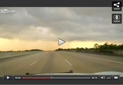 Fulmine sulla strada