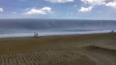 Tsunami di nebbia sulle spiagge del New Jersey negli USA