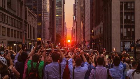 Manhattanhenge: lo spettacolare tramonto del sole tra i grattacieli di New York