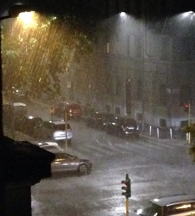 Nubifragio a Milano nella notte un violento temporale si è abbattuto sulla città