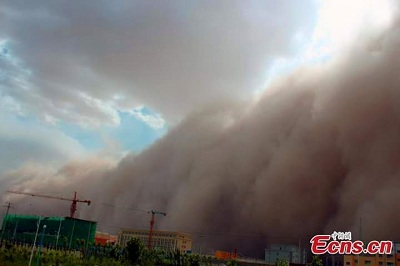 Tempesta di sabbia in Cina cieli oscurati e visibilità solo di pochi metri nello Xinjiang