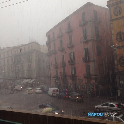 Forte temporale a Napoli allagamenti in città, sospesa la linea 2 della metro