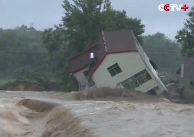 Alluvioni in Cina case letteralmente spazzate via dalle acque, il video