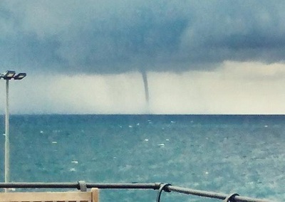 Tromba marina a Genova questa mattina un vortice è apparso al largo della costa