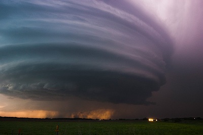 Grandine enorme e piogge intense: lo spettacolo in timelapse di una supercella in Kansas