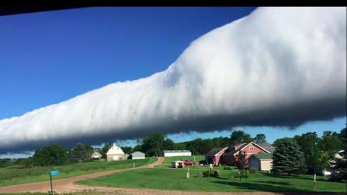 Shelf Clouds e Roll Clouds: due spettacolari tipologie di nuvole