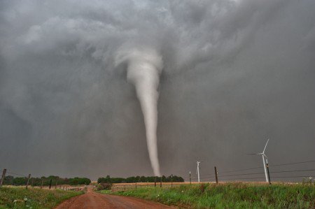 Tornado tocca terra nel Missouri, danni e migliaia senza energia elettrica