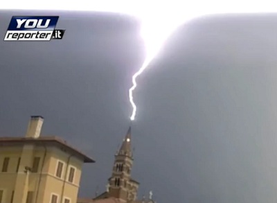 Temporali in Piemonte un fulmine è caduto su una chiesa in provincia di Biella