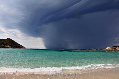 Supercella in Corsica foto spettacolare della tempesta in avvicinamento ad Ajaccio