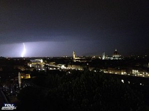 Nubigrafio a Firenze: disastro bomba d'acqua, bloccati i treni per Roma, alberi spazzati e case private del tetto