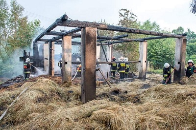 Una fattoria e stata distrutta da un fulmine caduto sul suo tetto in Polonia vicino al confine con la repubblica Ceca
