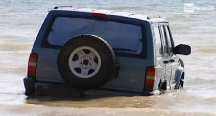Auto inghiottita dalla marea Auto inghiottita dalla marea