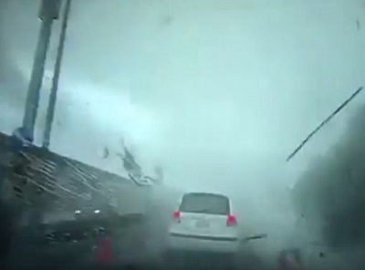 Tornado a Taiwan video incredibile ripreso a pochissima distanza dal vortice