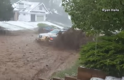 Auto trascinate via dal flusso d'acqua che si è riverstato sulle strade trasformandole in fiumi