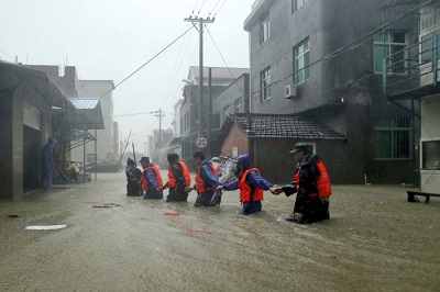 Vento forte e piogge torrenziali collegate al passaggio di Soudelor hanno creato diversi danni e disagi a Taiwan