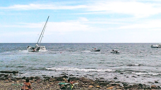Barca a vela incagliata a causa del maltempo a Civitavecchia - tusciaweb.eu