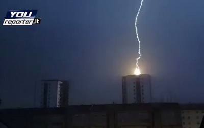 Fulmine colpisce un palazzo video incredibile da Ascoli Piceno