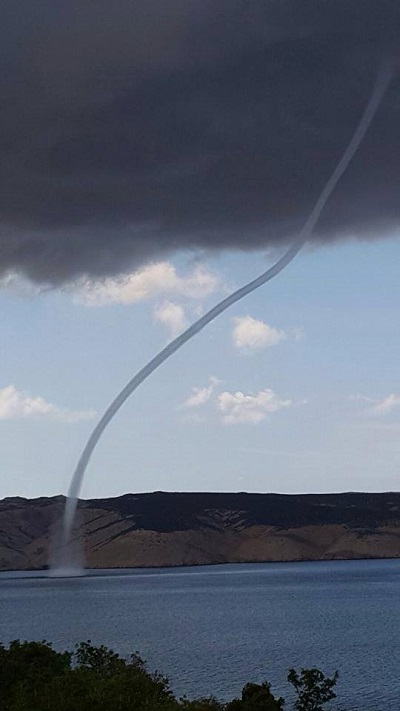 Spettacolare tromba marina in Croazia un sottile vortice è stato avvistato a Prizna