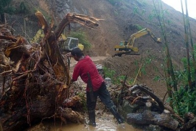 Nelle Filippine il tifone Goni con le sue piogge torrenziali ha causato diverse frane e colate di fango, le quali hanno ucciso almeno 26 persone