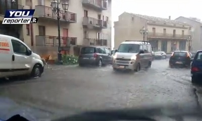 Temporali pomeridiani in Sicilia a Gangi (PA) strade allagate - video