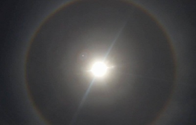 Halo solare in Colombia a Cucuta il sole è stato incorniciato dall'arcobaleno