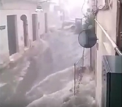 Maltempo Puglia grandine grossa e strade come fiumi nel brindisino - video