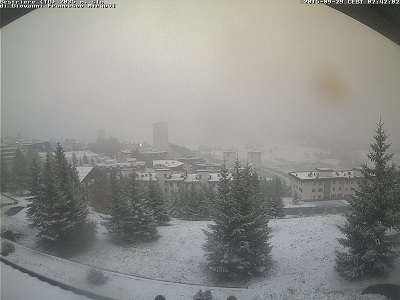 Neve a Sestriere questa notte, che si è svegliata ricoperta da un sottile manto bianco