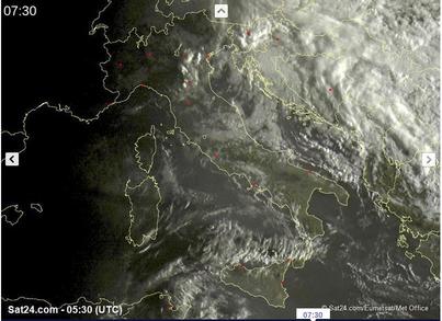Tempo stabile sull'Italia con nuvolosità in transito, locali piogge su Alpi e Appennino - sat24