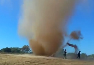 Dust Devil video di un diavoletto di polvere alimentato dall'esterno