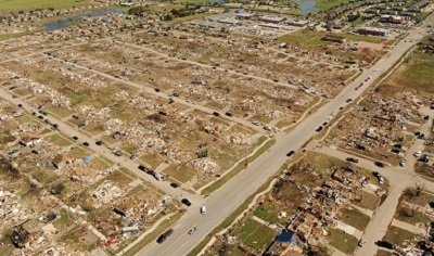 Danni lasciati dal passaggio di un tornado, con case completamente rase al suolo