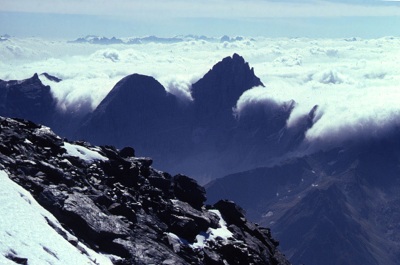 Il foehn, o favonio, è un vento di caduta secco e caldo che si produce quando una massa d’aria incontra una catena montuosa ed è costretta a risalire